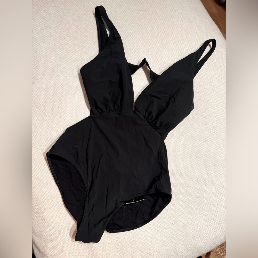 🚨MOVING - MAKE AN OFFER Zara One Piece Black Cutout Swimsuit